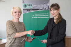 BU: Neues Mitglied beim SIBB in Berlin– Stellar Datenrettung v.l. Tina Radau, Mitgliederbetreuung beim SIBB e.V. und Sylvia Haensel, Ltg. Business Development D/A/CH bei der Stellar Datenrettung, Bildrechte: www.stellar.ch